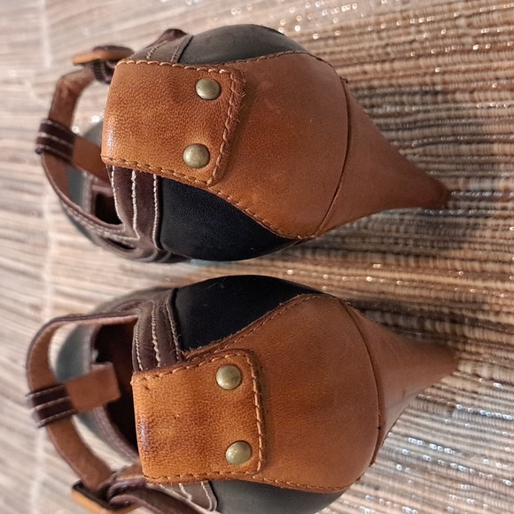 Fossil Leather T-Strap Shoes - Picture 5 of 5